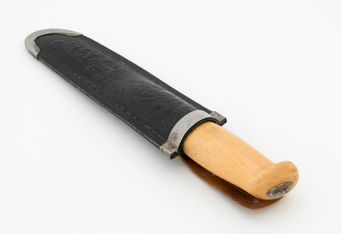 Tollekniv med slire. Denne kniven er fabrikkprodsert, og bladet minner om de populære svenske Mora-knivene, men er stemplet «B. KNUDSEN  TRONDHJEM  NORGE». Denne produsenten skal ha holdt det gående fra tidlig i 1890-åra til tidlig på 1960-tallet, med to generasjoner ledere - se fanene «Historikk» og «Opplysninger».

Kniven er 20,9 centimeter lang, målt fra bladspissen til den bakre enden av skaftet. Bladet utgjør 10 centimeter av denne lengden. Det er 2,2 centimeter bredt og 2,4 millimeter tjukt. Bladryggen er en aning konvekst buet og har avfasete sidekanter. Tangen på bladet er tappet gjennom den sentrale delen av et 10,7 centimeter langt treskaft. Skaftet har ovalt tverrsnitt og er i hovedsak konvekst i lengderetningen, men den bakre enden har en krok mot skaftbuken, en detalj som antakelig skulle fungere som anlegg for knivbrukerens lillefinger og dermed forebygge at redskapet glapp. Den bakre enden av den nevnte tangen er stuket mot ei oval stålskive på den noe skrå endeflata. 

Slira er lagd av to stykker svart plast som er sammenføyd ved hjelp av en kantsøm. Forbindelsen mellom disse to komponentene er dessuten forsterket med et «skeivt U-formet» stålbeslag i den nedre enden og et 1 centimeter bredt stålbånd på forsida av sliremunningen. Under dette bandet finner vi modellbetegnelsen «NORGE», og under dette navnet er det relieffdekor med et stilisert hjortedyr og akantusornamenter. Baksida av slira er glatt, men har informasjon om mønsterbeskyttelse i opphøyet relieff. På baksida av sliremunningen er det pånaglet et oppheng, en lysebrun lærlapp med to spalter, som enten kunne tres på et smalt belte eller eventuelt forankres i knapper i bukselinninga til brukeren.