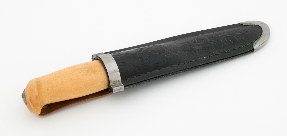 Tollekniv med slire. Denne kniven er fabrikkprodsert, og bladet minner om de populære svenske Mora-knivene, men er stemplet «B. KNUDSEN  TRONDHJEM  NORGE». Denne produsenten skal ha holdt det gående fra tidlig i 1890-åra til tidlig på 1960-tallet, med to generasjoner ledere - se fanene «Historikk» og «Opplysninger».

Kniven er 20,9 centimeter lang, målt fra bladspissen til den bakre enden av skaftet. Bladet utgjør 10 centimeter av denne lengden. Det er 2,2 centimeter bredt og 2,4 millimeter tjukt. Bladryggen er en aning konvekst buet og har avfasete sidekanter. Tangen på bladet er tappet gjennom den sentrale delen av et 10,7 centimeter langt treskaft. Skaftet har ovalt tverrsnitt og er i hovedsak konvekst i lengderetningen, men den bakre enden har en krok mot skaftbuken, en detalj som antakelig skulle fungere som anlegg for knivbrukerens lillefinger og dermed forebygge at redskapet glapp. Den bakre enden av den nevnte tangen er stuket mot ei oval stålskive på den noe skrå endeflata. 

Slira er lagd av to stykker svart plast som er sammenføyd ved hjelp av en kantsøm. Forbindelsen mellom disse to komponentene er dessuten forsterket med et «skeivt U-formet» stålbeslag i den nedre enden og et 1 centimeter bredt stålbånd på forsida av sliremunningen. Under dette bandet finner vi modellbetegnelsen «NORGE», og under dette navnet er det relieffdekor med et stilisert hjortedyr og akantusornamenter. Baksida av slira er glatt, men har informasjon om mønsterbeskyttelse i opphøyet relieff. På baksida av sliremunningen er det pånaglet et oppheng, en lysebrun lærlapp med to spalter, som enten kunne tres på et smalt belte eller eventuelt forankres i knapper i bukselinninga til brukeren.