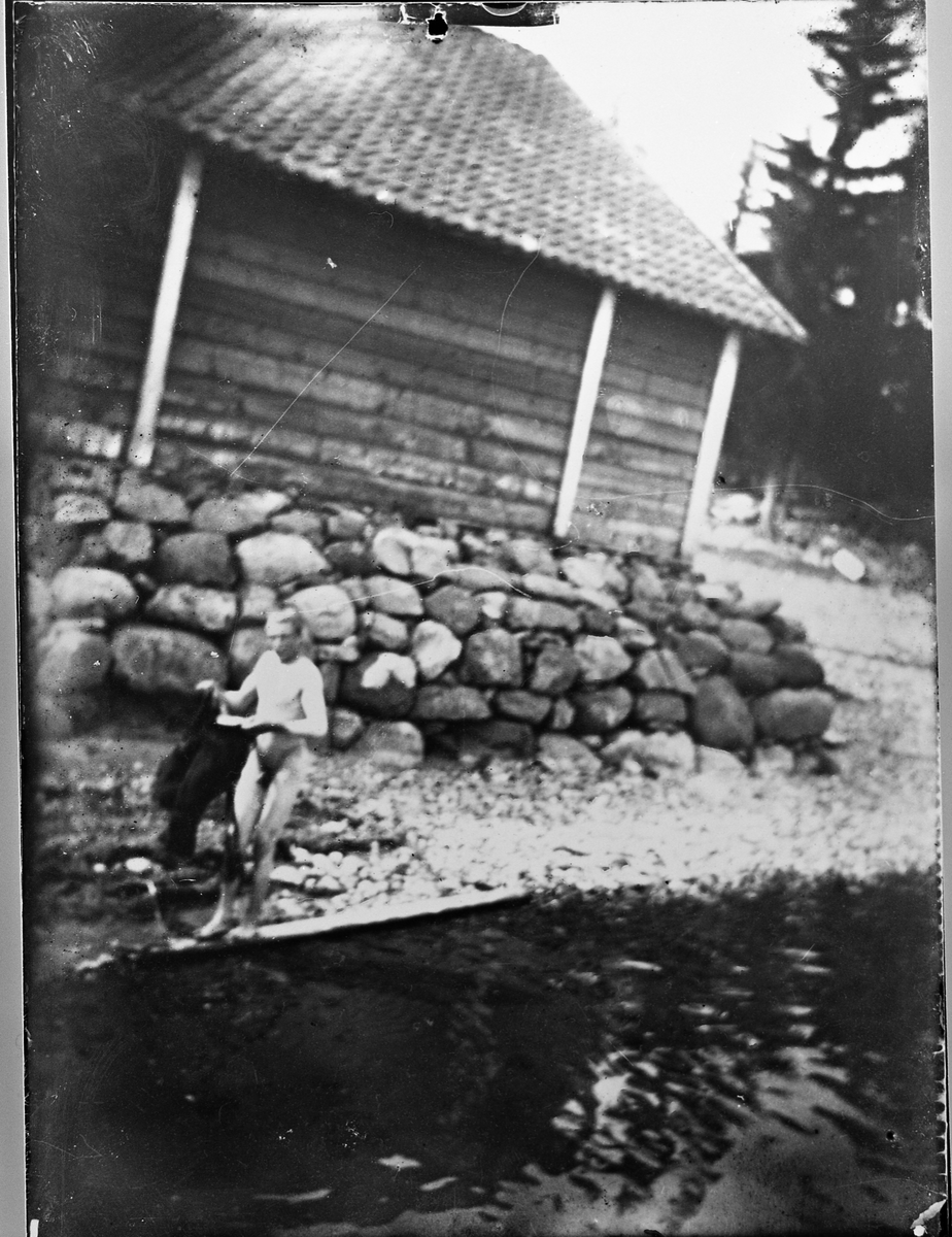 Fra Panengen brygge i Totenvika 1910-1915. Pakkhuset bak. Baderen i forgrunnen het H.L.Hammerstad.