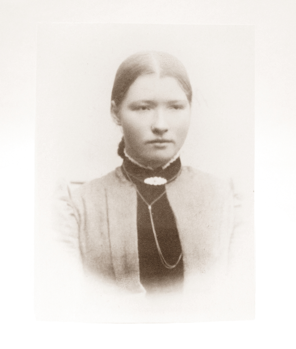 Hilda Kristofa Johannesdtr. (1876 – 1950). Hun var født 24. juni 1876 ved Skutvikvatn i Balsfjord. Hun flyttet så til Navarn i Malangen med foreldrene. Hun var datter av Johannes Martin Christensen (1847 – 1921) fra Skutvik i Malangen og Arentine Elenmine Larsdatter (1849 – 1884) fra Hestnes i Balsfjord.  Familien flyttet sørover til Ripnes i Nordland. Her giftet Hilda Kristofa giftet seg med Ole Micael Dinesen i 1902, og senere med Paul Johan Pedersen. Hilda Kristofa døde på Ripnes i 1950.