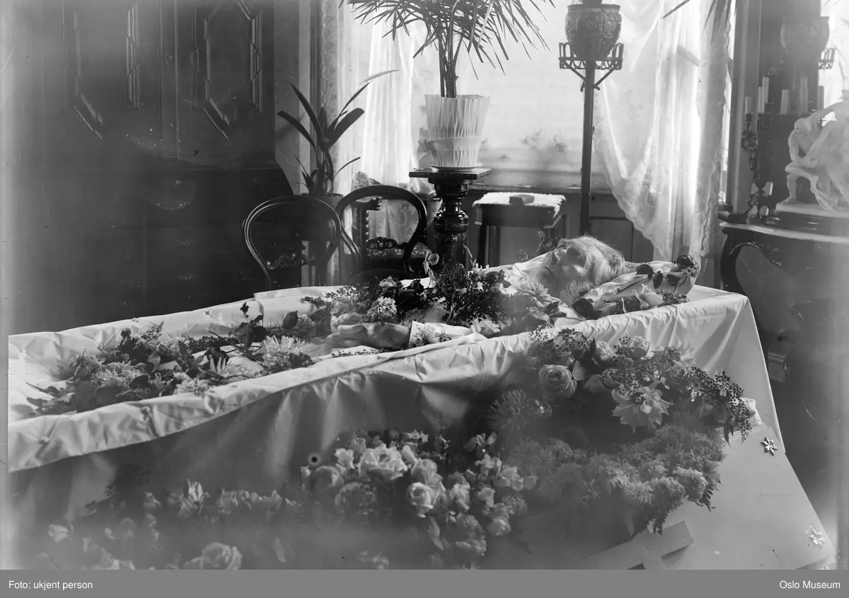stue, post mortem-portrett, mann, åpen kiste, blomster