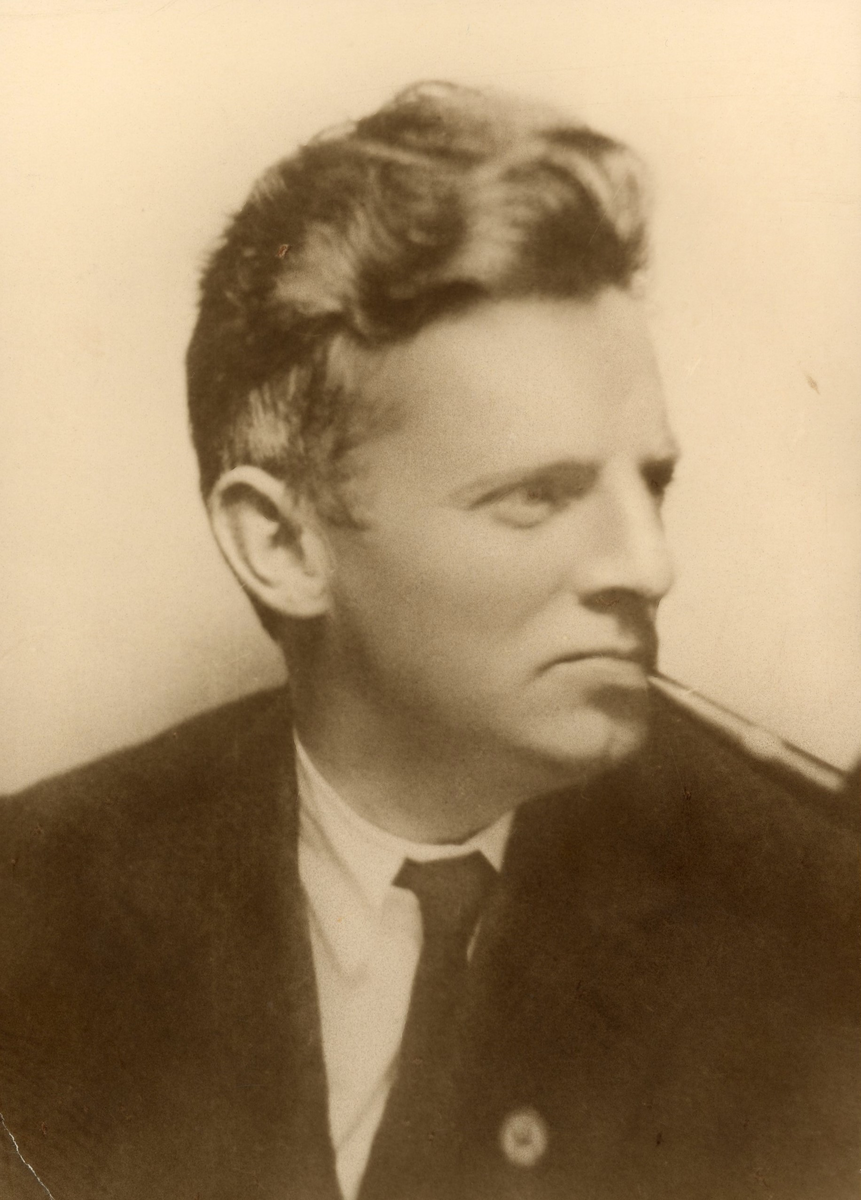 Eric Johansson, känd som "Bossa-Eric". "Bossa-Eric" föddes på Backagården i Träslöv 1891. Först var han kreaturshandlare och slaktare och stod med en bod på torget. År 1945 övertog han Café Solviken i Apelviken, vilket han ägde t o m 1960. Omkring 1950 öppnade han även antikvitetsaffären Fyndboden på Borgmästaregatan i Varberg (gatunummer okänt). 

Eric var styrelseledamot av Varbergsortens Allmänna Sjukkassa och Varbergs Fastighetsägareförening samt revisor i Varbergs Renhållningsförening. Han och frun Hanna fick nio barn, bland dem Sven Bossmark, Liss Bossmark och Bengt Bossmark. Namnet tog de utifrån faderns koppling även till Bossgården i Träslöv. Eric Johansson själv titulerade sig som köpman, var bosatt på Liedbergs väg 2 i Varberg och Hedvägen 5. Han avled 1961.