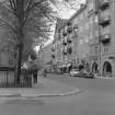 Sankt Larsgatan i Linköping norrut från gatans korsning med Kungsgatan. Miljön får betraktas närmast oförändrad sedan bildens tillkomst 1965. Den låga byggnaden mellan de högresta kom emellertid att ersättas under det påföljande decenniet. Närmast den sammanbyggda fastigheten Sankt Larsgatan 13-15.