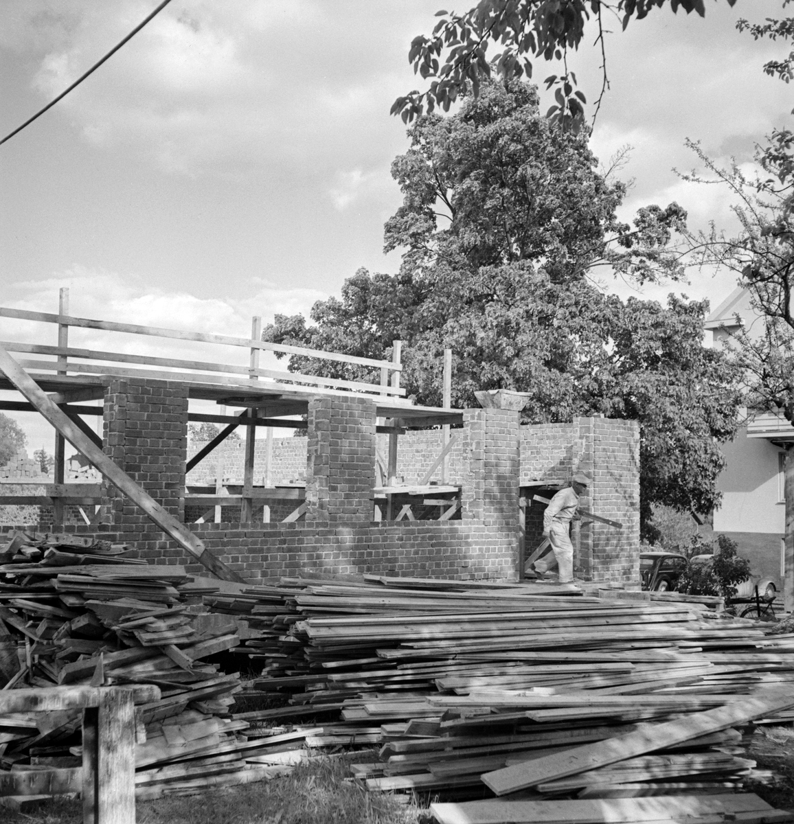 Sommaren 1950 kunde man börja ana hur S:t Lars nya församlingshem skulle komma att gestaltas. Arkitekten Karl-Axel Bladh hade ritningarna klara redan 1946, men förseningar av byggnadslovet och sämre grundförhållande än väntat hade försenat bygget.