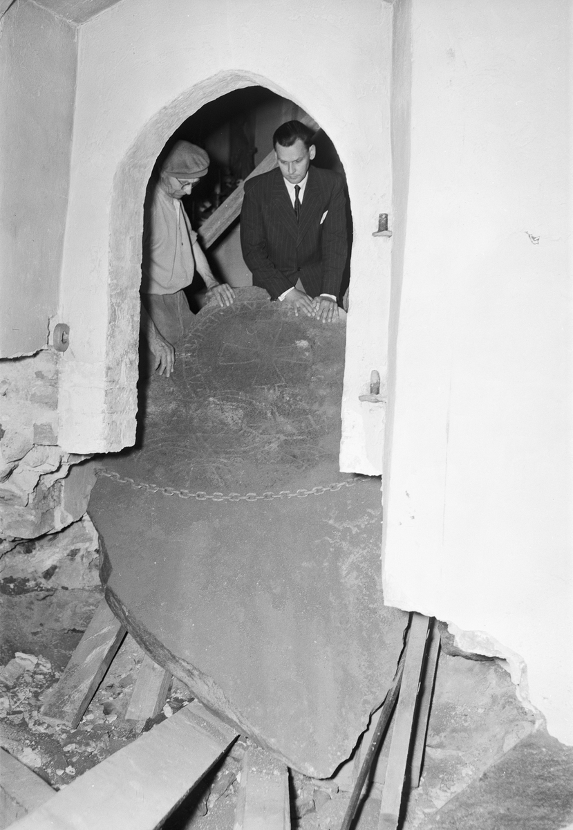 Runsten i Viksta kyrka, Uppland 1951
