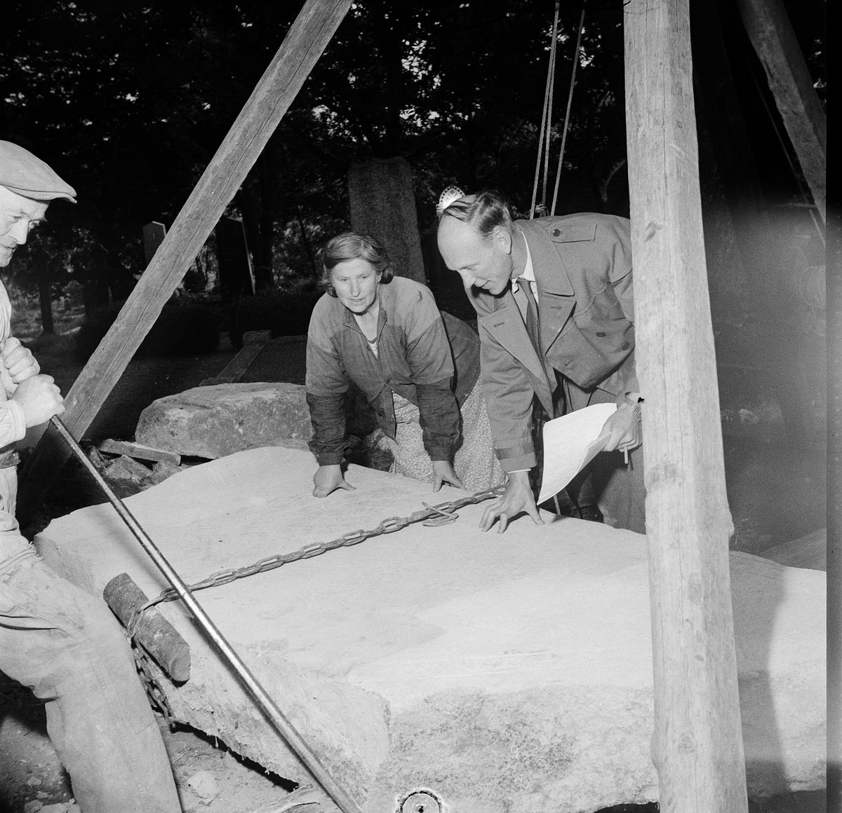 Runsten U945 vid Danmarks kyrka, Uppland 1951