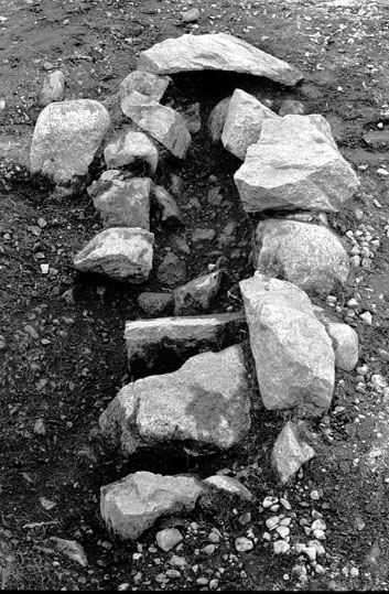 Romfartuna sn Äs RAÄ 119 Arkeologisk undersökning utförd av Vlm / Åke Hyenstrand och 
Ann Nilsson 1967
A9 Stensatt kistkonstruktion (Norra delen) övre lagret borttaget. Foto från V.