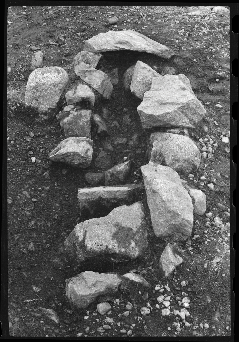 Romfartuna sn Äs RAÄ 119 Arkeologisk undersökning utförd av Vlm / Åke Hyenstrand och 
Ann Nilsson 1967
A9 Stensatt kistkonstruktion (Norra delen) övre lagret borttaget. Foto från V.