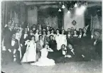 Västerås.
Grupporträtt i festlokal. 1910-talet.
