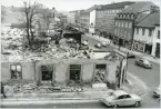 Västerås, Centrum, kv. Lea.
Rivningsarbete i Korsningen Stora gatan/Hållgatan, mot nordväst. 1968.