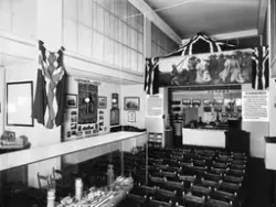 1927. Utstillings- og foredragssal med fotografier,
maleri o