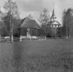 Falun, Sundbornsbyn. Sundborn, kyrkan och klockstapeln.