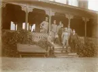 Svea ingenjörkår, Ing 1. Laxön år 1908. Oidentifierade subalterner på trappan till Officersmässen.