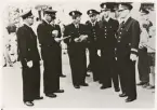 En grupp poliser vid kung Gustaf VI Adolfs besök i Åseda 1954.
Fr.v.:  ?   , Bertil Strömberg,  ?     ,   ?    , Harald Braw, Tjelvar Andersson.