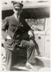Länsman Herman Bengtsson, Moheda, poserar vid en bil, ca 1915.