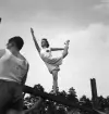 Gymnastikuppvisningen, 25/5 1941. 
Kvinnlig gymnast har uppvisning på bom.