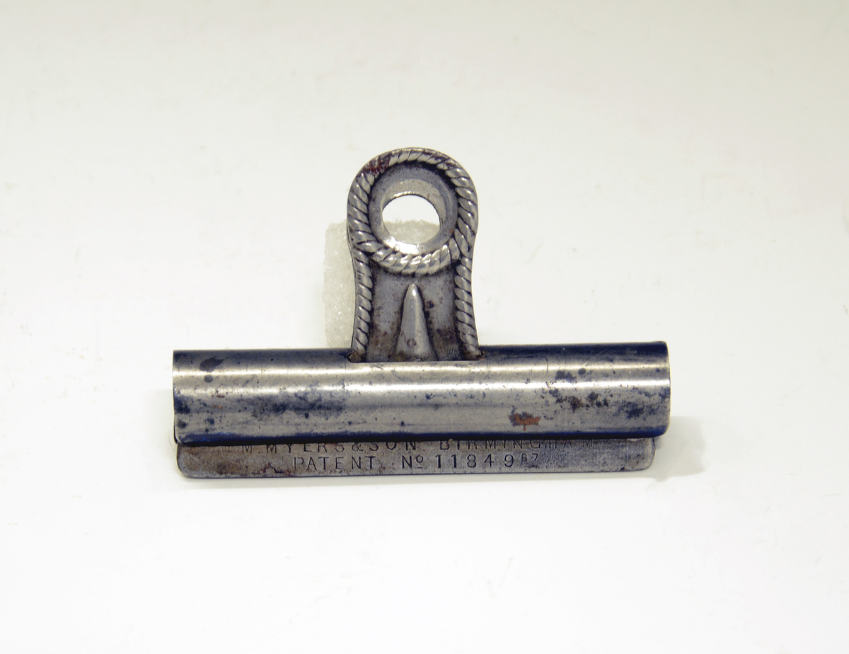 Papirklype av metall.