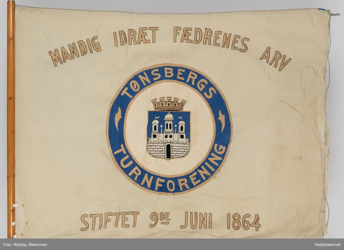 Lys silkefane med bemalt logo og tekst.