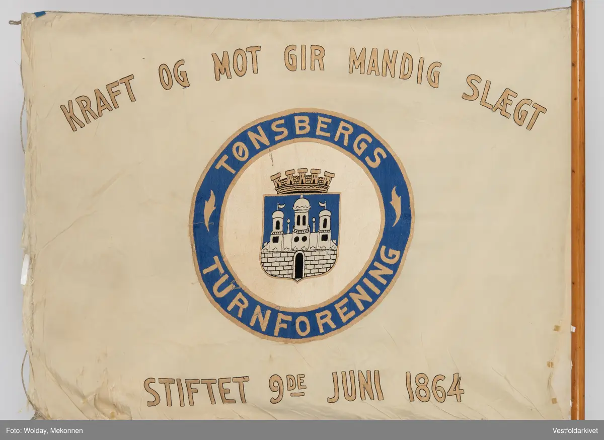 Lys silkefane med bemalt logo og tekst.