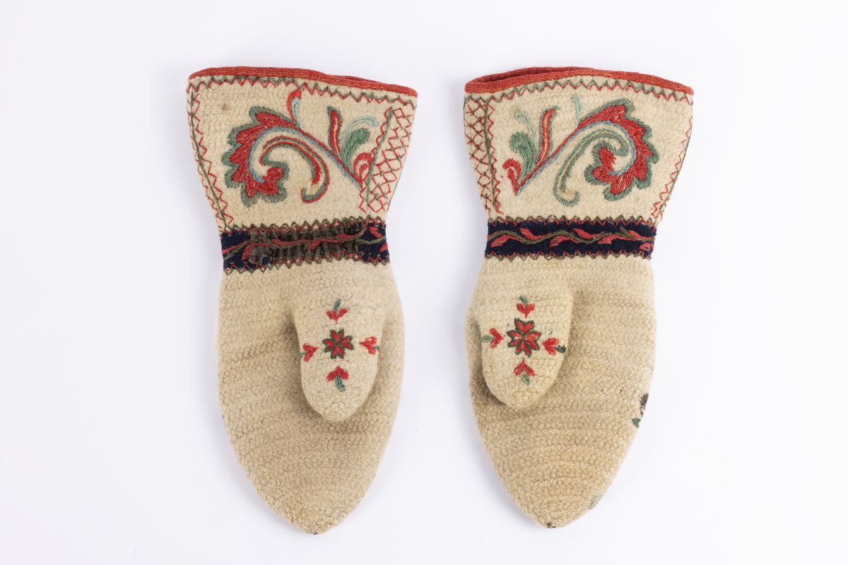 Hvite votter i nålebinding med dekor ab broderi og applikasjon.