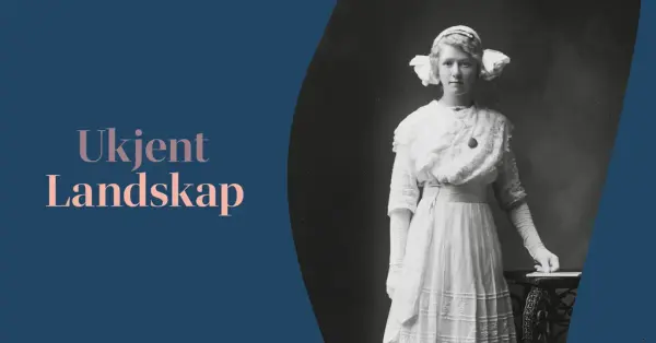 Plakat med mørkeblå bunn og historisk bilde av en ung dame i hvit kjole.