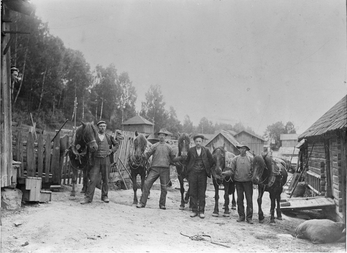 Lasskjøring ved Åmot stasjon på Modum, ca. 1910. 

Fra venstre: Hans Landing med hesten "Gamle Svarta", Kristoffer Velstad med "Fjellgutten", Kristen Kroken med hest fra Langerud, Halvor Velstad med "Drople Brunen" fra Langerudsmoen.
