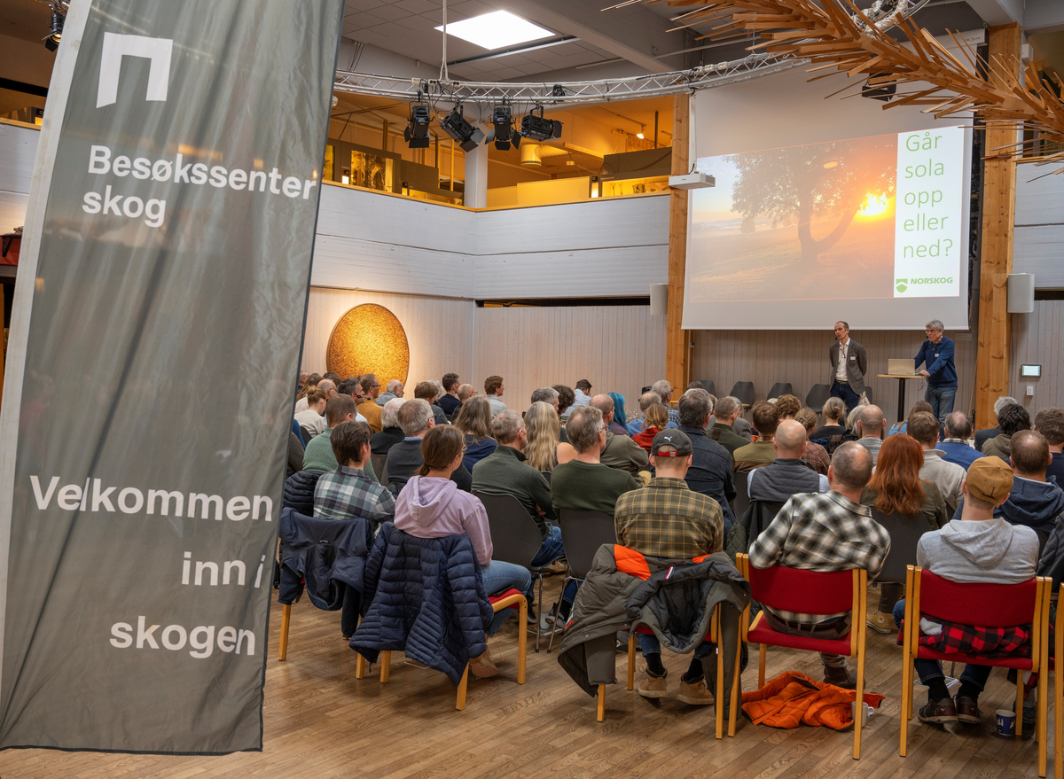 Skogsenterkonferansen 2025, som ble arrangert 19/3 2025 i regi av Besøkssenter skog på Anno Norsk skogmuseum i Elverum. Even Bergseng, skogsjef NORSKOG på scenen sammen med konfransier Trond Berg etter foredraget "Hvor mye er nok bærekraft og kunnskap?".
 
Det overordnete spørsmålet for konferansen var «Har vi kontroll over bruk av skog?» Programmet besto av ni halvtimes innlegg fra aktører som representerte instanser med noe ulike interesser knyttet til skogen og skogbruket. Journalisten Trond Berg var ordstyrer og avrundet konferansen med en panelsamtale med representantene for skogeierorganisasjonene Norskog og Glommen Mjøsen Skog, miljøorganisasjonen SABIMA og det juridiske selskapet Holth & Winge. Arrangementet samlet cirka 120 deltakere i Skogmuseets sentralhall. I tillegg var det et betydelig antall som fulgte innleggene, som ble strømmet, digitalt.

Besøkssenter skog er finansiert av Miljødirektoratet. En sentral oppgave for senteret er å fremme forståelse for behovet for skogvern og bærekraftig skogforvaltning.