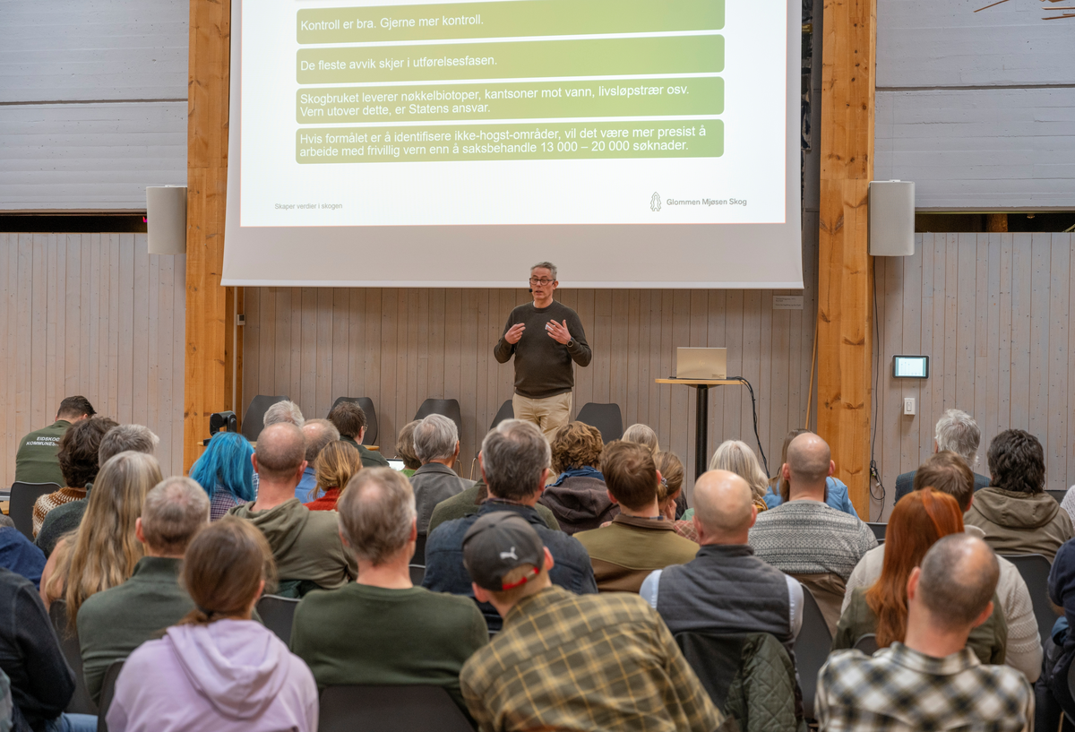 Skogsenterkonferansen 2025, som ble arrangert 19/3 2025 i regi av Besøkssenter skog på Anno Norsk skogmuseum i Elverum. Yngve Holth, næringspolitisk sjef Glommen Mjøsen Skog SA på scenen med foredraget "Hvordan balanserer man menneskenes behov og naturmangfold? -hvilke forventninger kan skogbruket innfri -og ikke innfri?".
 
Det overordnete spørsmålet for konferansen var «Har vi kontroll over bruk av skog?» Programmet besto av ni halvtimes innlegg fra aktører som representerte instanser med noe ulike interesser knyttet til skogen og skogbruket. Journalisten Trond Berg var ordstyrer og avrundet konferansen med en panelsamtale med representantene for skogeierorganisasjonene Norskog og Glommen Mjøsen Skog, miljøorganisasjonen SABIMA og det juridiske selskapet Holth & Winge. Arrangementet samlet cirka 120 deltakere i Skogmuseets sentralhall. I tillegg var det et betydelig antall som fulgte innleggene, som ble strømmet, digitalt.

Besøkssenter skog er finansiert av Miljødirektoratet. En sentral oppgave for senteret er å fremme forståelse for behovet for skogvern og bærekraftig skogforvaltning.
