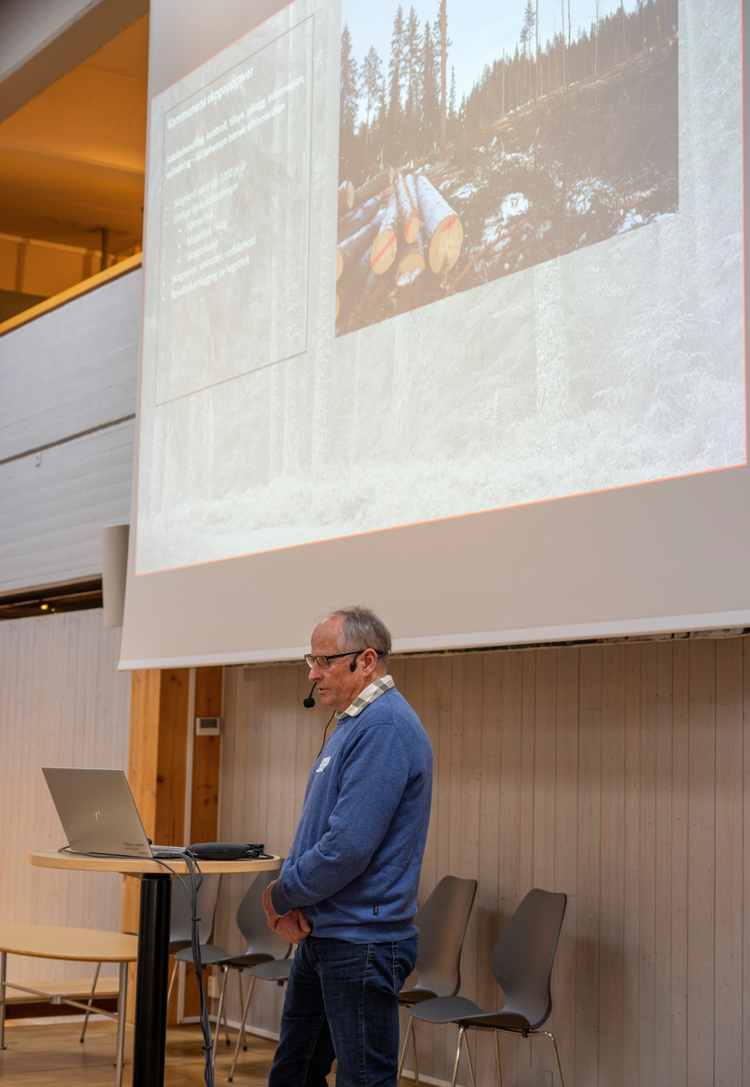 Skogsenterkonferansen 2025, som ble arrangert 19/3 2025 i regi av Besøkssenter skog på Anno Norsk skogmuseum i Elverum. Erik Stenhammer, landbrukssjef Elverum kommune på scenen med foredraget "Erfaringer og synspunkter fra skogbrukssjefen i landets største skogbrukskommune".
 
Det overordnete spørsmålet for konferansen var «Har vi kontroll over bruk av skog?» Programmet besto av ni halvtimes innlegg fra aktører som representerte instanser med noe ulike interesser knyttet til skogen og skogbruket. Journalisten Trond Berg var ordstyrer og avrundet konferansen med en panelsamtale med representantene for skogeierorganisasjonene Norskog og Glommen Mjøsen Skog, miljøorganisasjonen SABIMA og det juridiske selskapet Holth & Winge. Arrangementet samlet cirka 120 deltakere i Skogmuseets sentralhall. I tillegg var det et betydelig antall som fulgte innleggene, som ble strømmet, digitalt.

Besøkssenter skog er finansiert av Miljødirektoratet. En sentral oppgave for senteret er å fremme forståelse for behovet for skogvern og bærekraftig skogforvaltning.