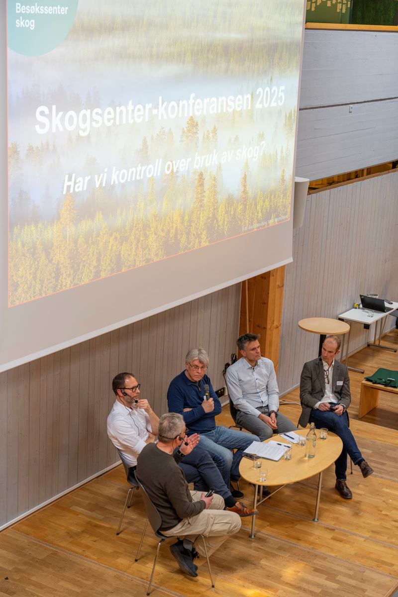 Panelsamtale under Skogsenterkonferansen 2025, som ble arrangert 19/3 2025 i regi av Besøkssenter skog i sentralhallen på Anno Norsk skogmuseum i Elverum. Medvirkende var (stolplassering f.v.) Yngve Holth, næringspolitisk sjef Glommen Mjøsen Skog SA, Fredrik Holth, jurist Holth & Winge, debattleder og konfransier Trond Berg, Einar Wilhelmsen, generalsekretær SABIMA og Even Bergseng, skogsjef NORSKOG.
 
Det overordnete spørsmålet for konferansen var «Har vi kontroll over bruk av skog?» Programmet besto av ni halvtimes innlegg fra aktører som representerte instanser med noe ulike interesser knyttet til skogen og skogbruket.  Arrangementet samlet cirka 120 deltakere i Skogmuseets sentralhall. I tillegg var det et betydelig antall som fulgte innleggene, som ble strømmet, digitalt.

Besøkssenter skog er finansiert av Miljødirektoratet. En sentral oppgave for senteret er å fremme forståelse for behovet for skogvern og bærekraftig skogforvaltning.