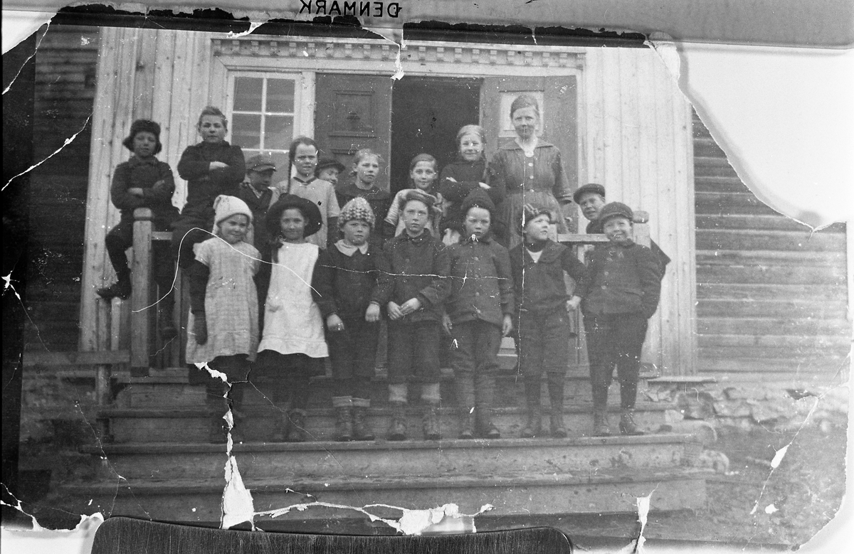 Skolebilde fra Bergseng Skole.
Første rekke fra venstre: Klara Nordby, Tora Lunde, Arthur Løken, Gunnar Olsen, Magne Olstad, Magne Holje, Harald Jemtland.
Andre rekke fra venstre: Johannes P. Lunde, Henry Gimle, Ole Holje, Asta Løken, ukjent, Aslaug Lunde (Jerstad), Olga Lunde, Anna Jerstadbruket, Ildri Megard og Ivar Jemtland.