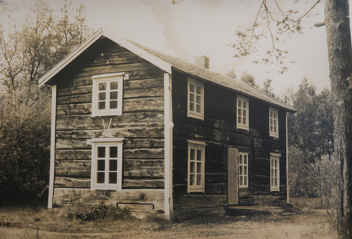 Stua ble opprinnelig satt opp på gården Toftaker i 1870 av skredder Sivert Toftaker og kona Karen, da begge kom til Bardu fra Oppdal. Forsvaret flytta huset fra Toftaker til 1. bataljon sitt område på Setermoen i 1905. Der ble stua brukt som bolighus, verksted og kontorer. Stua ble flytta til bygdetunet og tatt i bruk som museumbygning i 1977. Toftakerstua ble først tatt i bruk som Forvarsmuseum for Troms, før museet ble flyttet til Setermoen.