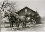 Länsman Herman Bengtsson, Moheda, på förrättning ca 1920.
Man har stannat till på vägen framför ett bostadshus.