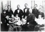 Kronolänsman Johan Fredrik Berglund med hela familjen hos fotografen, 1/1 1898. 
Helfigur. Ateljéfoto.
Johan Fredrik Berglund, kronolänsman i Kinnevalds och Norrvidinge härads fögderi. 
Gift med Valborg Olivia, f. Nilsson (1849-1915). 
Barn: 
Sixten Fredrik (1875-1924), John Gustaf Valfrid (1877-1911), Per Henning (1879-1918) (länsman i Moheda), Bror Fredrik (1883-    ), Knut Yngve (1884-1915), Helfrid Ingeborg (1887-1969), Nils Hjalmar (1891-1963), Agnes Clara Maria (1893-1919), Hildur Anna Elisabeth (1895-1966).
