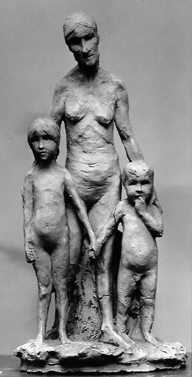 En gammel mor med to barn [Statuettgruppe]