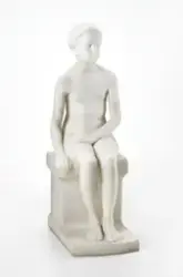 Sittende ung pike [Statue]