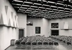 Foredragssal med Popcorn-stoler i Henie-Onstad Kunstsenter [