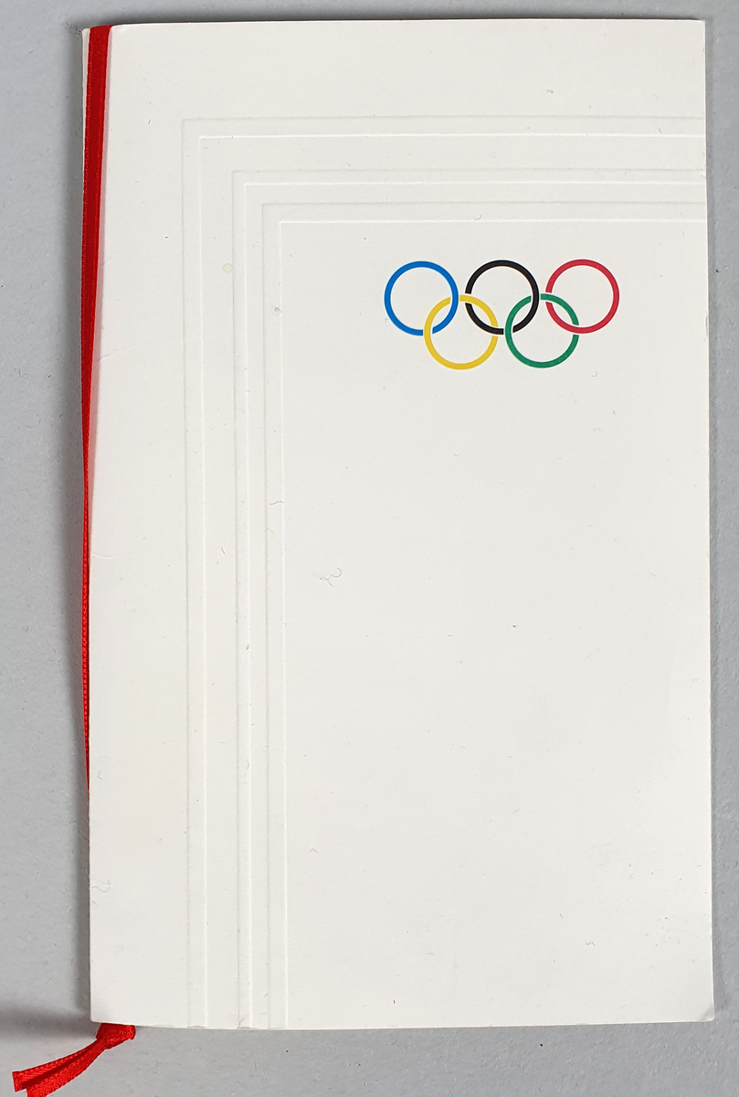 Meny med rødt bånd og de olympiske ringer på forsiden.