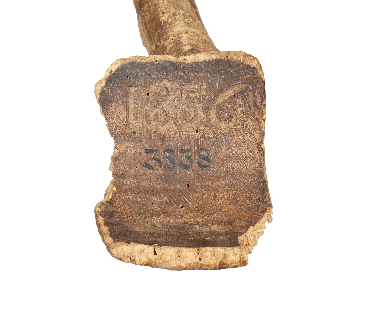 Böjt blad av järn som är fastnitat utanpå skaftet. Skaft av trä i ett stycke. Rektangulär ändplatta som är svagt böjd. Under ändplattan inristat: "1856". På tången stämpel: "SS". På sidan vid infästet inristat "ESS". Maskstungen.

Äldre historik:
En skära är ett verktyg som man skär av säd med. Den är halvcirkelformad med eggen på cirkelbågens insida. Radiellt utåt från cirkelbågens ena ände finns ett handtag, som kan vara av trä. Skäran hålls i den ena handen, och med den andra handen samlar man ihop ett knippe strån som man sedan skär av med skäran. (Wikipedia)