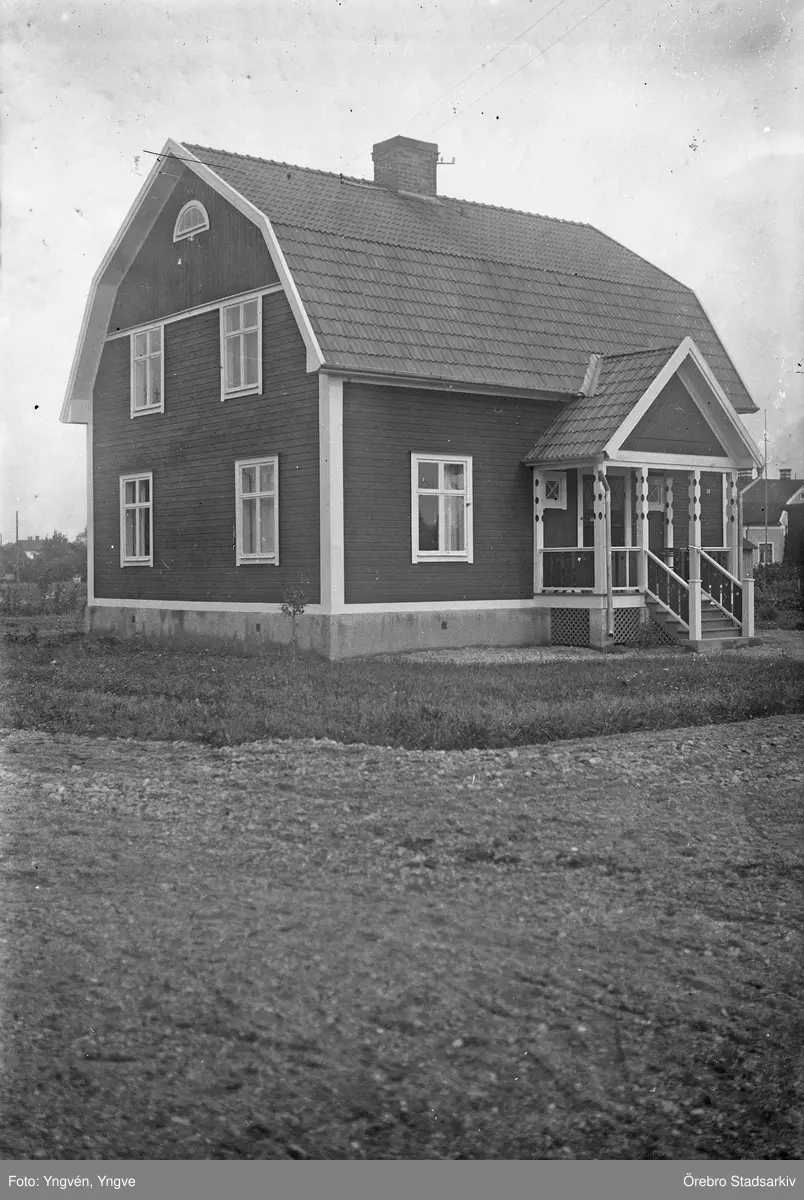 Trähus med farstu och trappa, 1920-tal -Örebro Stadsarkiv / DigitaltMuseum