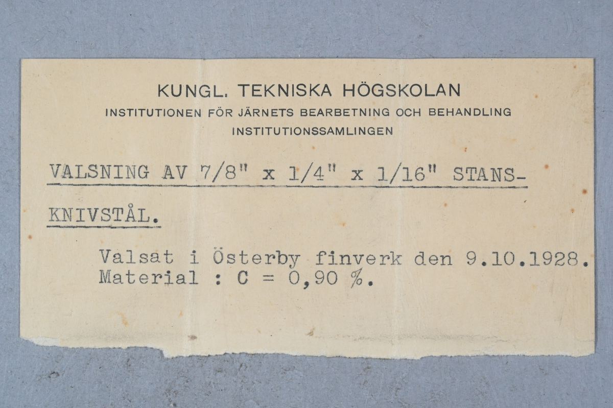 19 provbitar av valsad stanknivstål. Tillhörande lapp med notering: "Valsning av 7/8' x 1/4' x 1/16' stanknivstål. Valsat i Österby finverk den 9. 10. 1928. Material: C = 0,90%."