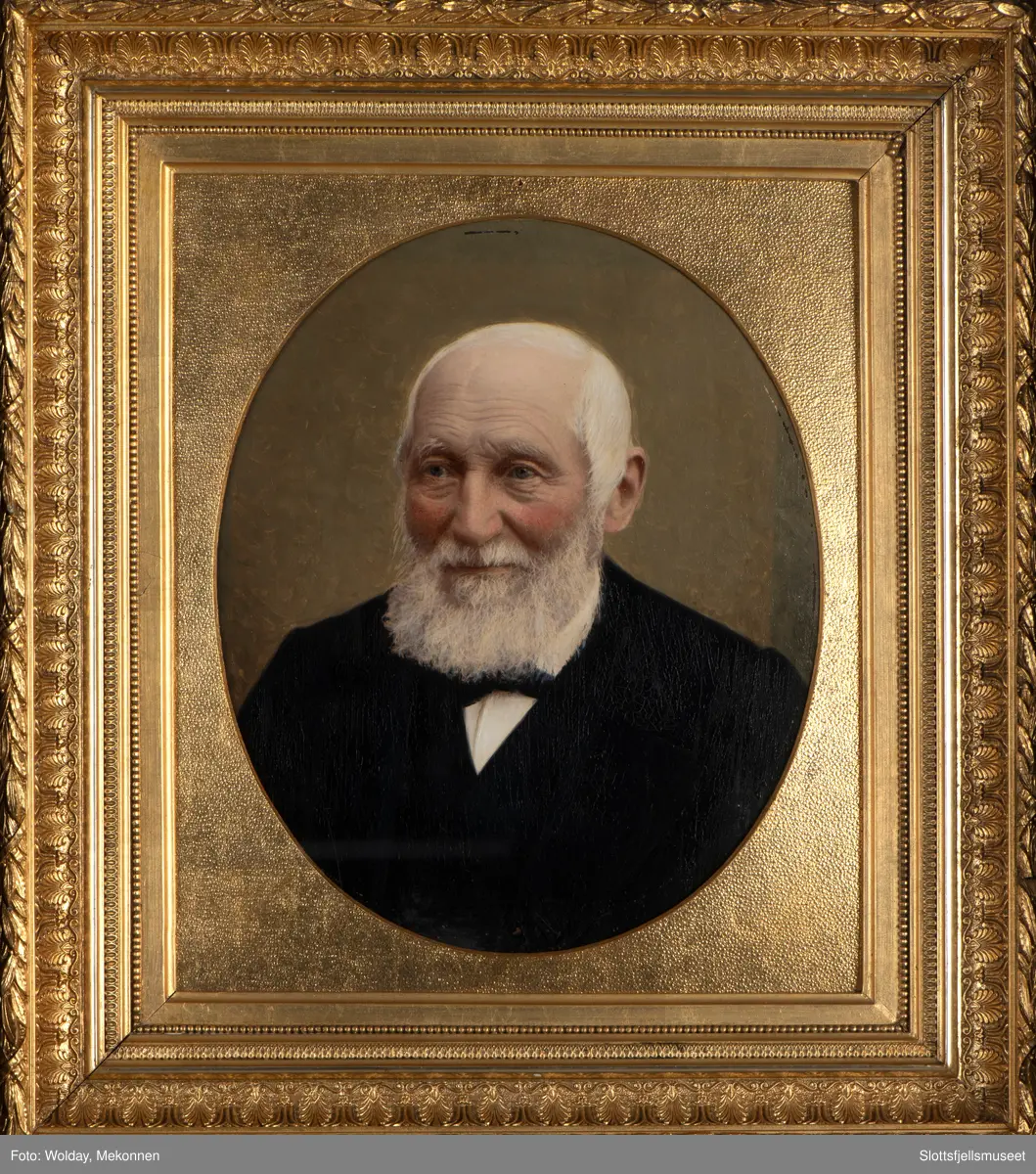 To bilder satt sammen i en ramme: 1) portrett av Svend Foyn øverst og 2) tekst skrevet med gullskrift på svart nederst