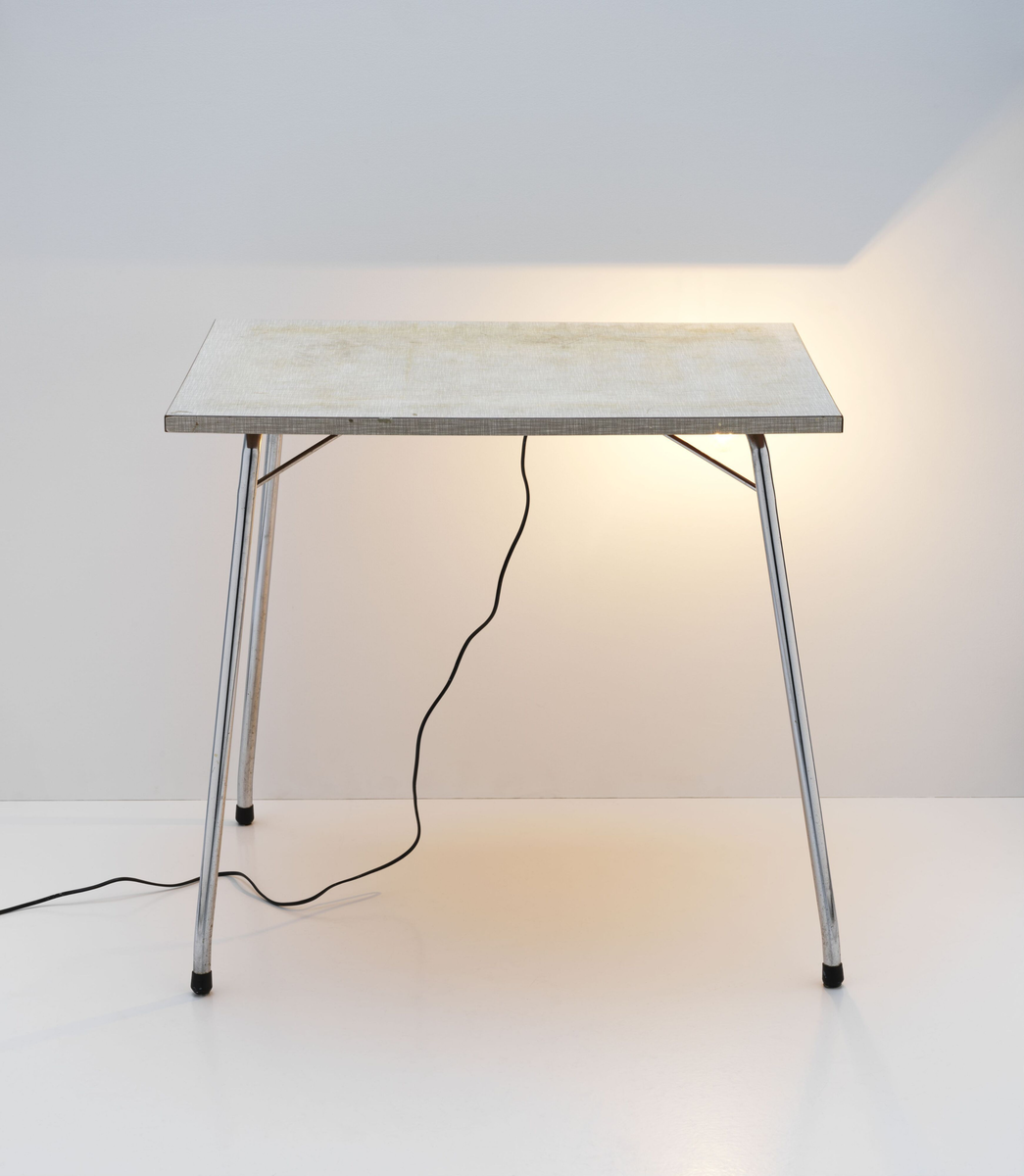 Bord med lyspære (Koan) [Skulptur]