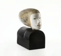 Hovud - på veg [Skulptur]