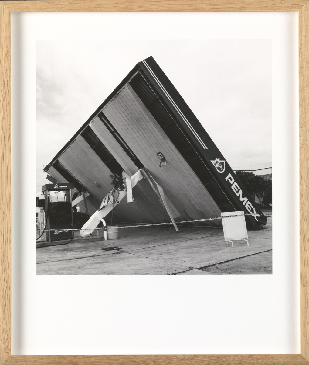 Sixtytwo Gasoline Stations [Fotografi]