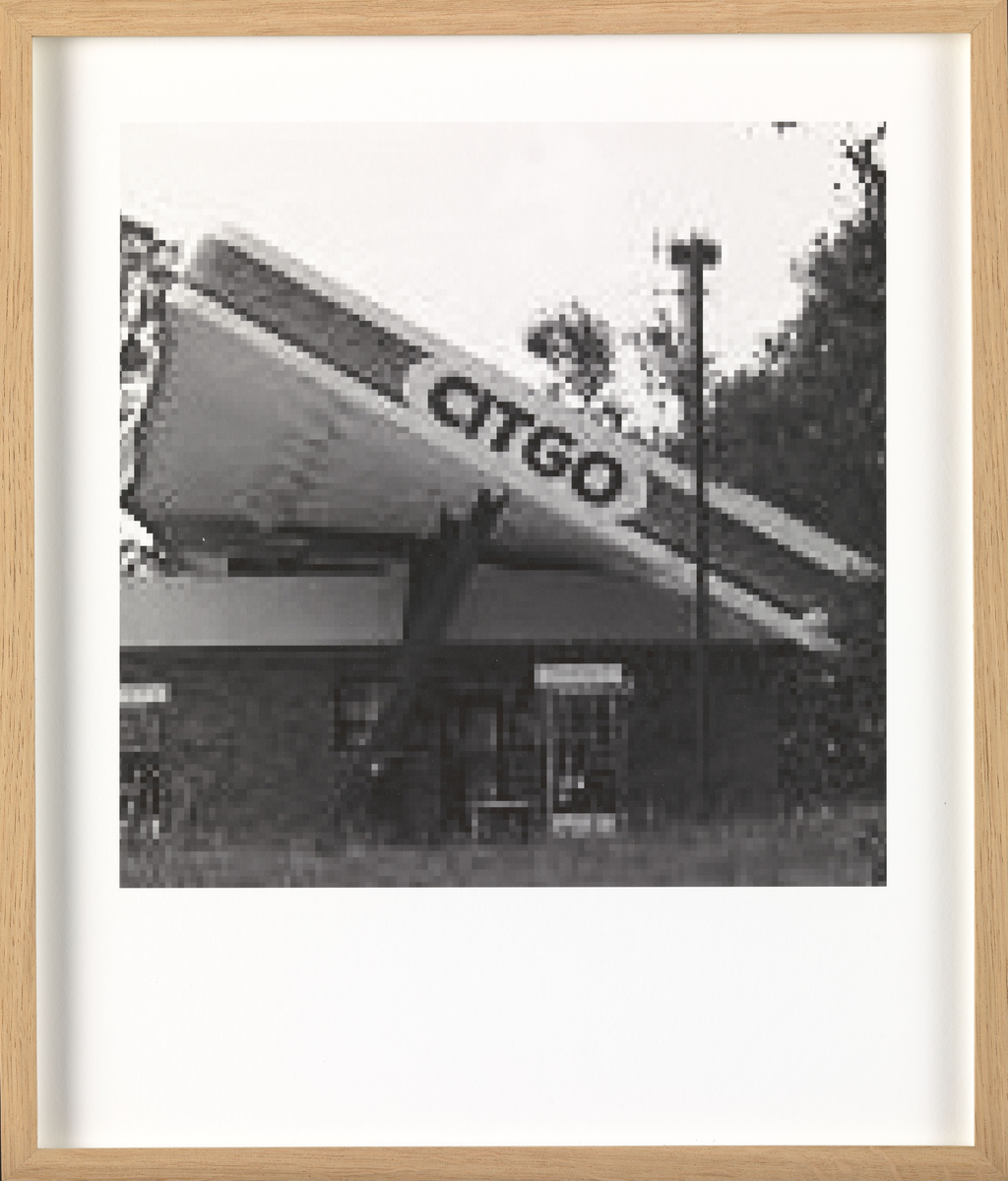 Sixtytwo Gasoline Stations [Fotografi]