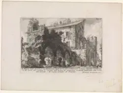 Levningene av buene som ledet Aqua Claudia-akvedukten langs 