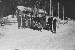 Skolebilde av Framhaldsskolen, foran Trudvangstallen i 1937.

Stående: Erik Varsla, Kristoffer Strand, Knut Rustand?, en ukjent, Webjørn Skatvedt?, en ukjent, Arne Kvisle, to ukjente, Knut O. Velstad, Erling Bjerke og lærer Hoff. 
Sittende: Bergljot Dalen, Helgine Nes, en ukjent, Olaug Gren og en ukjent.