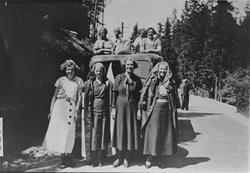Ungdomslagstur, 1937. 

Foran fra venstre: Olava Eken, Mathilde Velstad, Gudrun Eken, Kristine Trøseng.
Bak på lasteplanet, fra venstre: Berte Ennerud (?), Åse Elverum, Helga Velstad (?) og en ukjent.

Turen gikk til Bø, Seljord og Larvik.