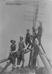 Varden på Nattjernåsen, ca. 1912. På varden, fra venstre: Knut Bye, lærer Stokka, Olaf Støvern og Martin Støvern. Stående på bakken: Konrad Bye.